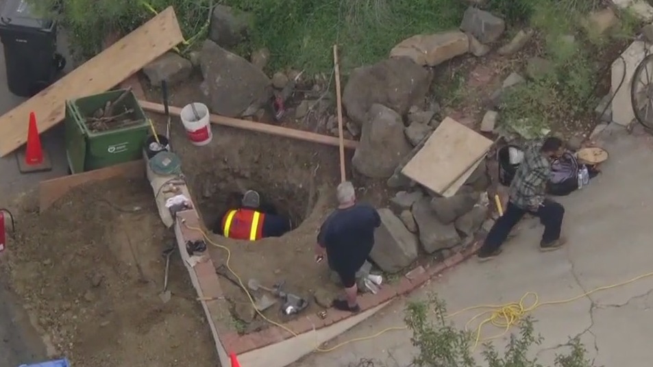 Homes evacuated after Calabasas gas line