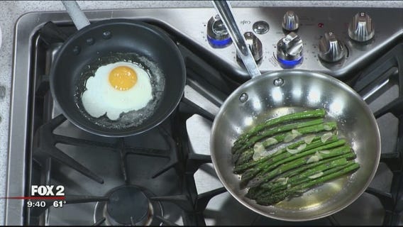 Asparagus with garlic, egg and hot sauce yogurt recipe