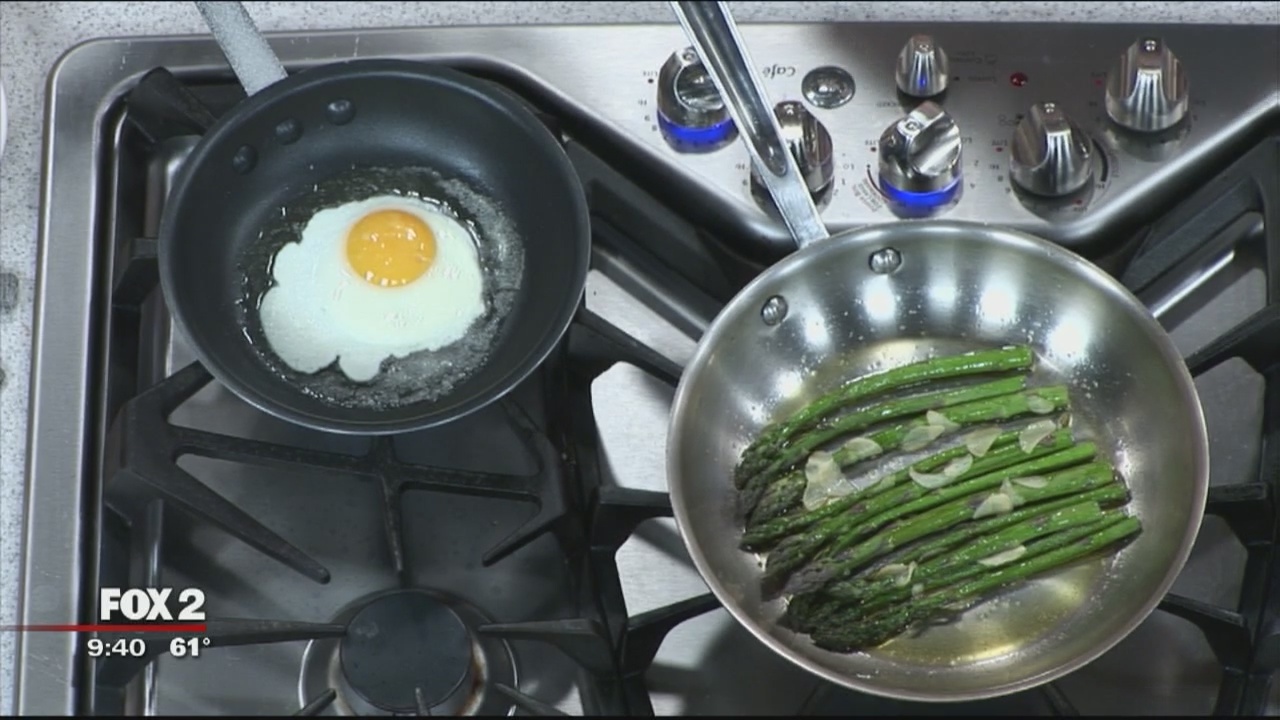 Asparagus with garlic, egg and hot sauce yogurt recipe
