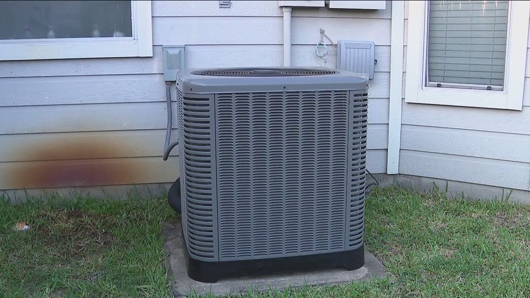 Retired Houston police officer gifted new A/C