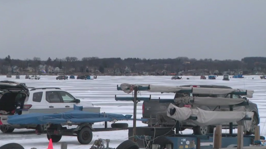 Pewaukee Lake rescue, man dead