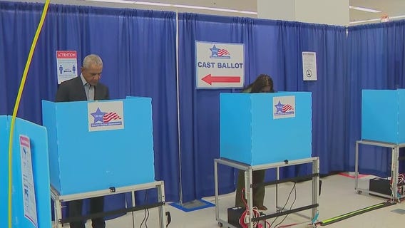 Obamas return to Chicago to vote, surprise students