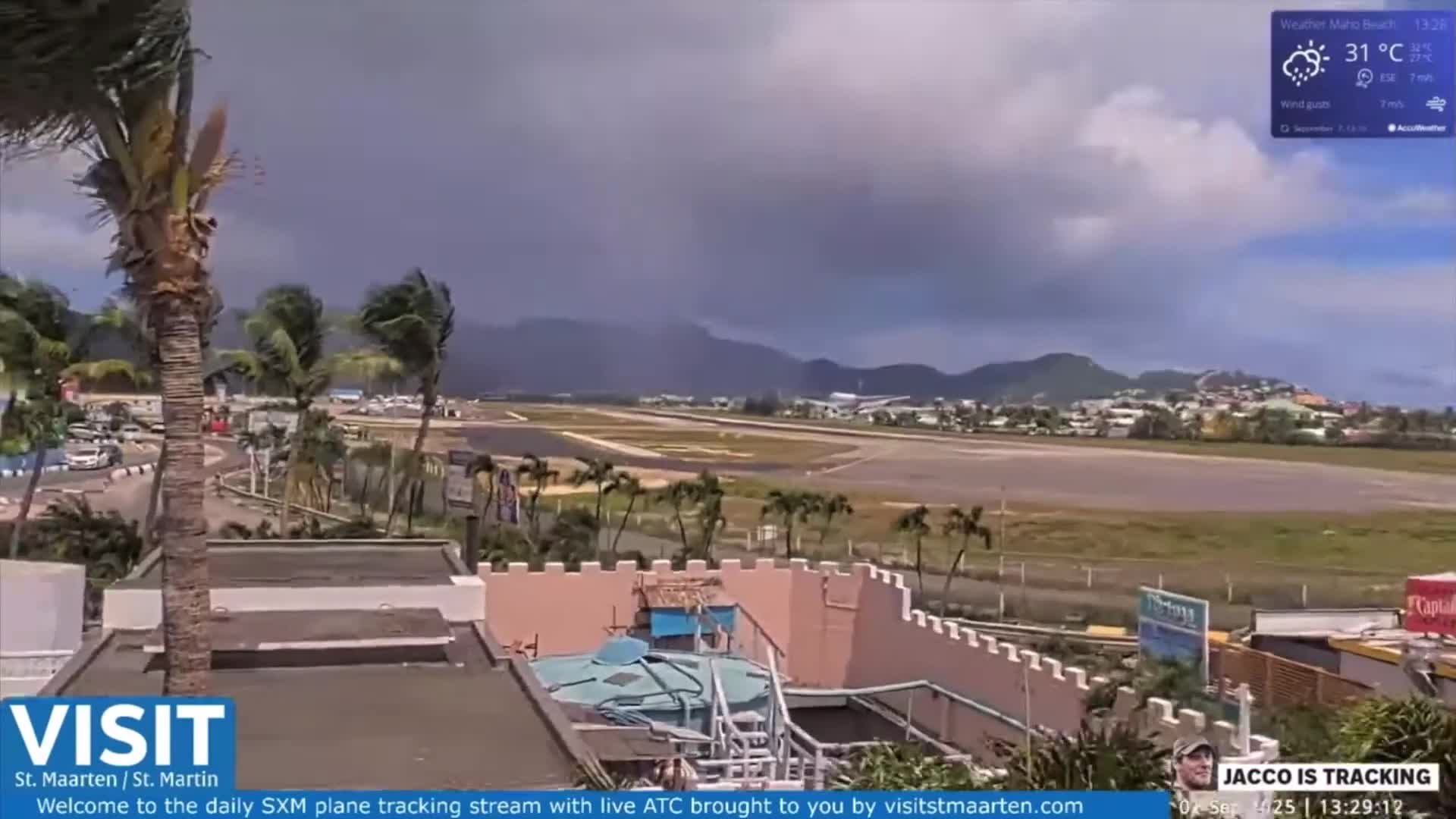 Passenger plane slams down in hard landing at Sint Maarten