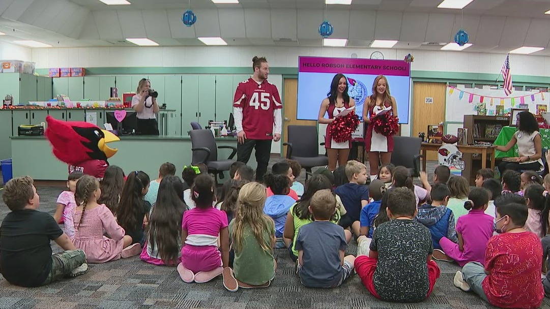 Arizona Cardinals player reads to kids as part of reading program