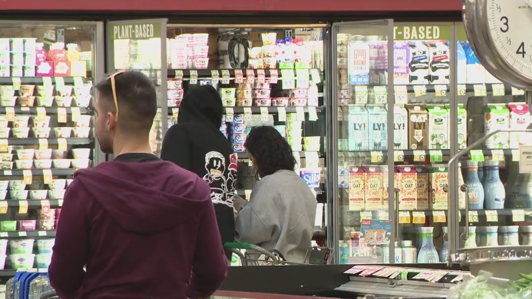 Thanksgiving: Last-minute shoppers gather at grocery stores for needed items