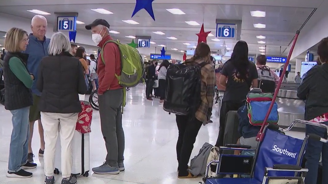 Travelers flock to Sky Harbor, other airports amid Thanksgiving travel rush