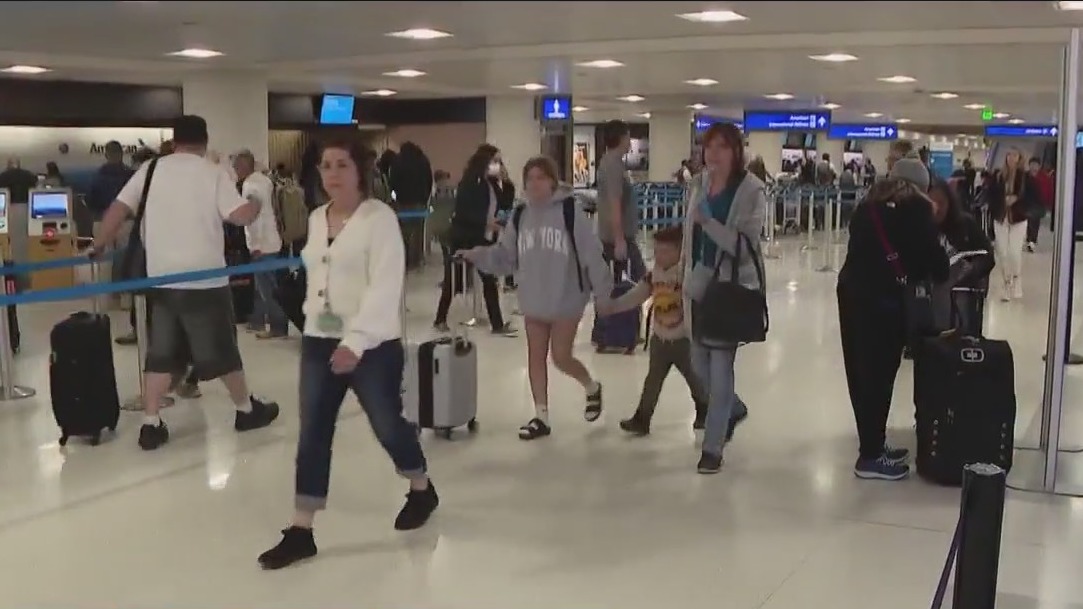 Thanksgiving rush: Many people taking to the skies ahead of holiday