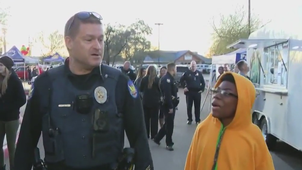 Dozens of kids shop with Phoenix officers