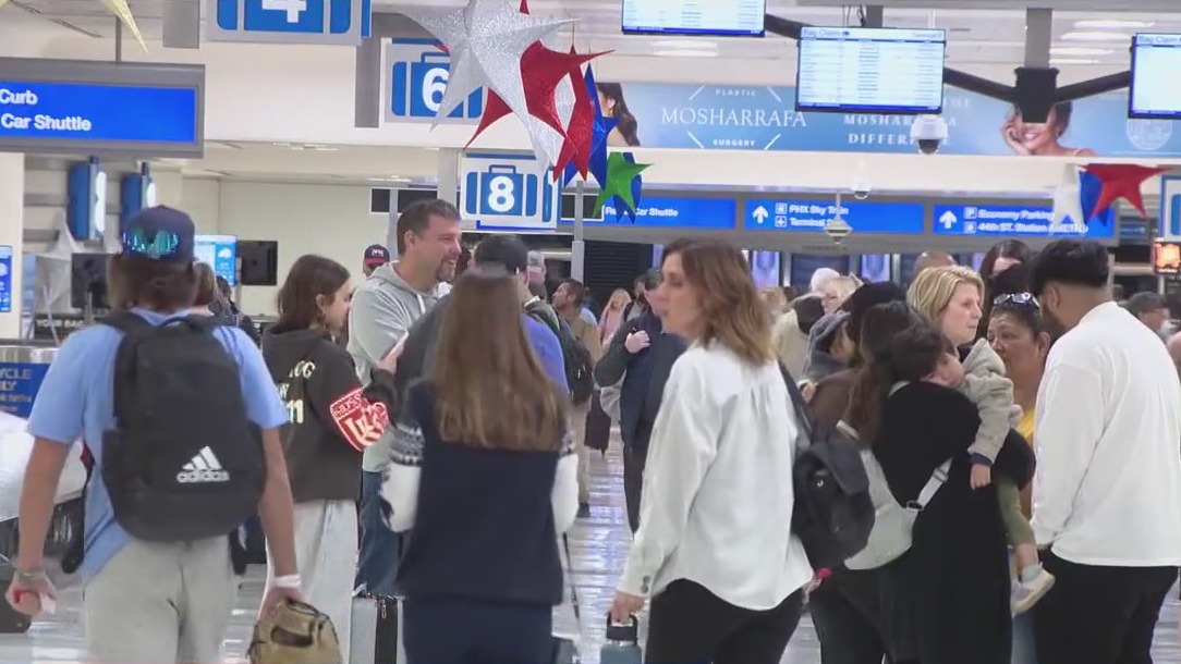 Holiday travel kicks into high gear at Phoenix Sky Harbor Airport