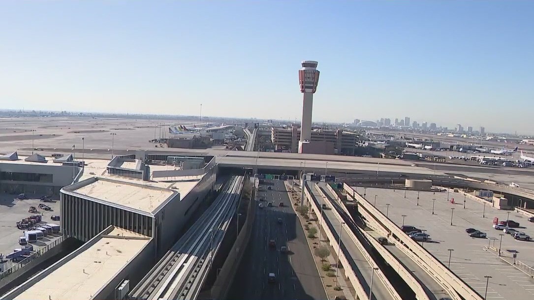 Holiday travellers experiencing delays, cancellations at Sky Harbor