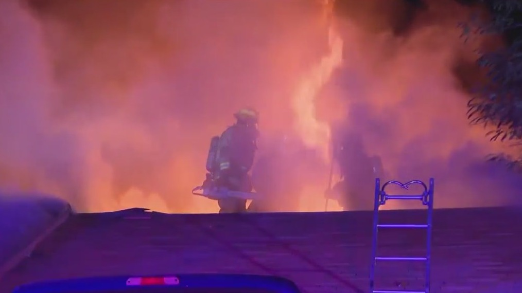Firefighter hurt while battling Tempe apartment fire