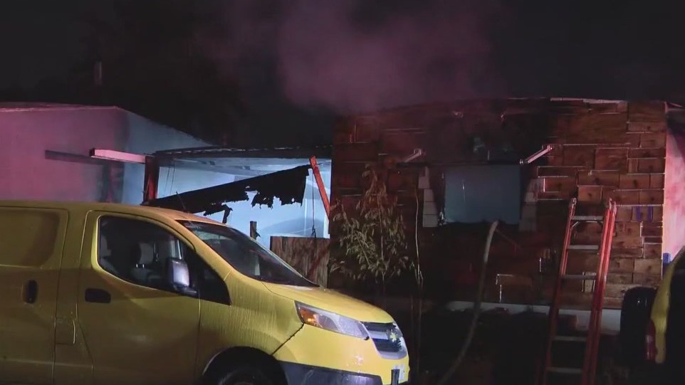 Man critically burned in Phoenix mobile home fire | FOX 10 Phoenix