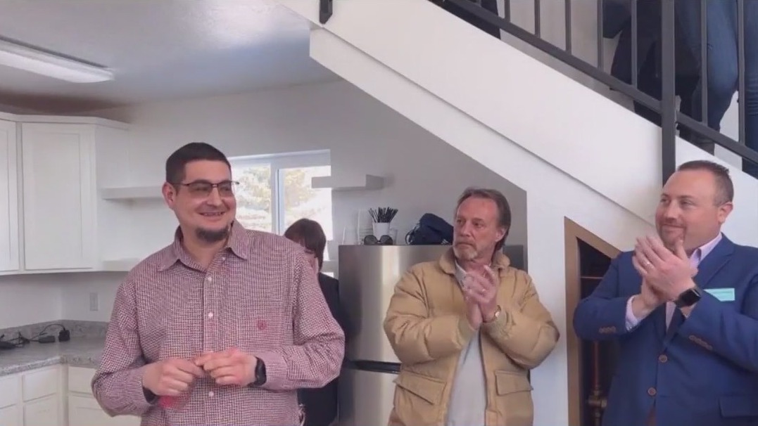 Northern Arizona single dad gets keys to home