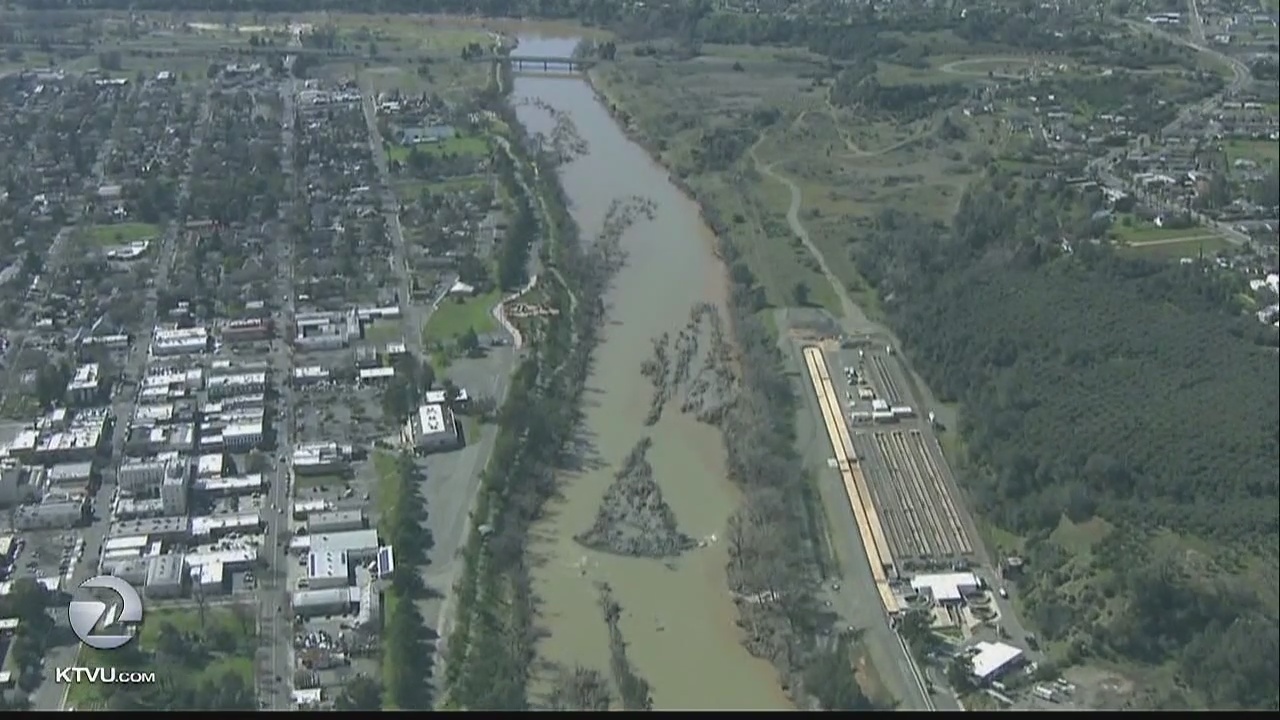 Pics show Oroville spillway damage