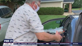 Group of volunteers provides food for people in need