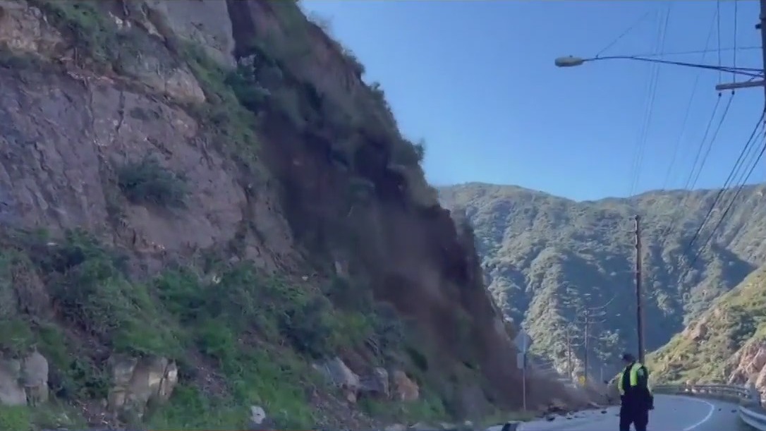 Video captures rockslide along California highway