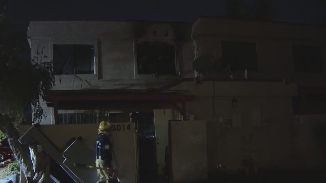 Fire breaks out at west Phoenix townhouse complex | FOX 10 Phoenix