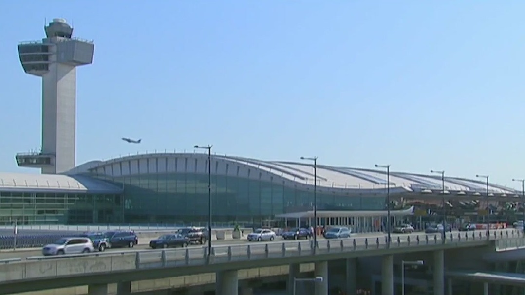 Airline dashboard aims to help families with kids avoid junk fees