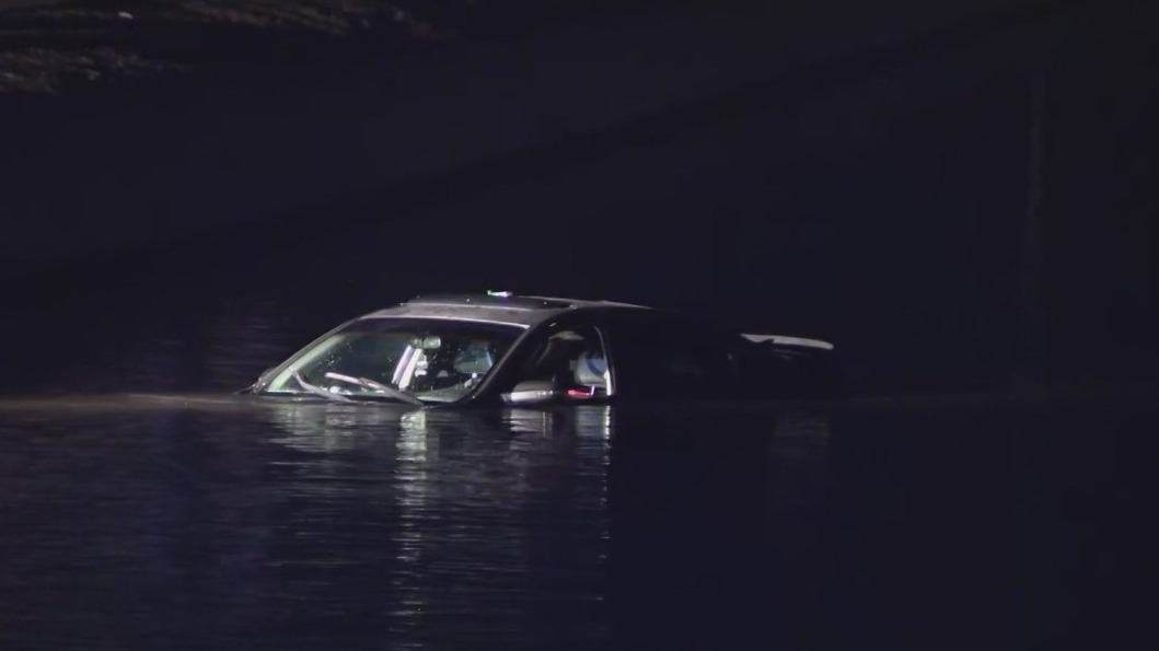 Driver crashes into Glendale canal