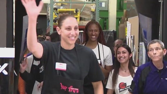 Phoenix Mercury players give back to community