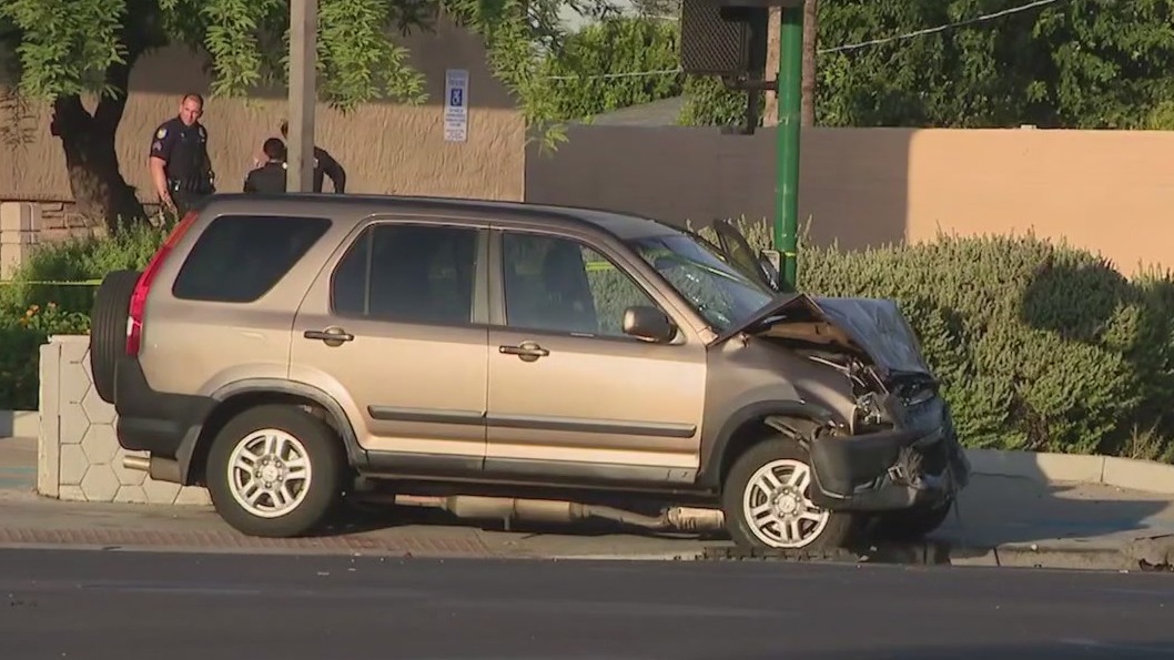 Woman hit, killed while crossing street in Phoenix | FOX 10 Phoenix