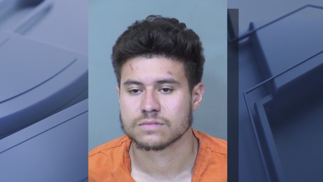 Suspect accused of killing man at Phoenix apartments