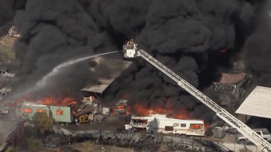 Crews battle massive 4-alarm fire in Phoenix | FOX 10 Phoenix