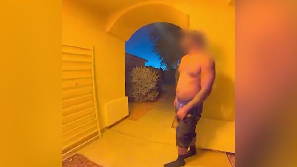 Man appears to set home's wreath on fire | FOX 10 Phoenix