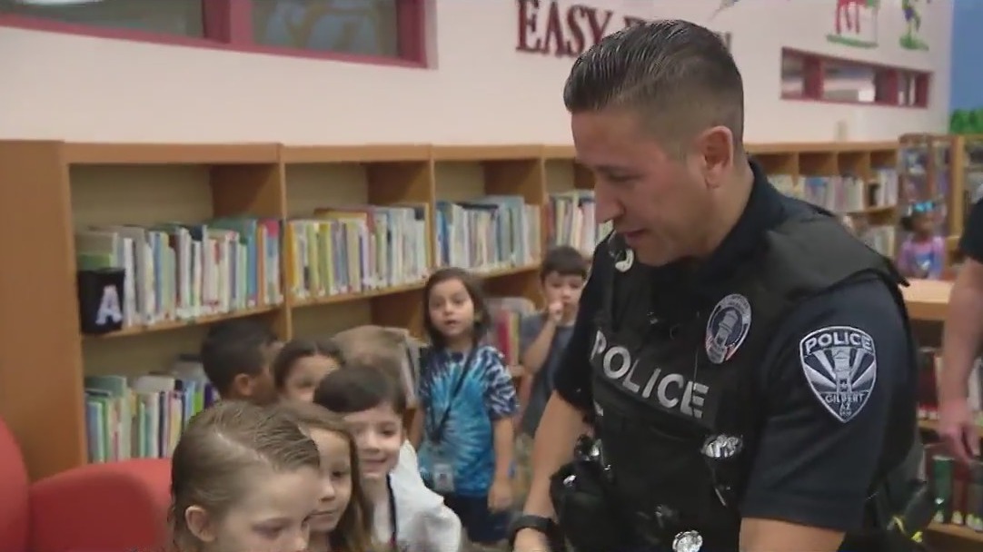 AZ police officer gives books away to kids