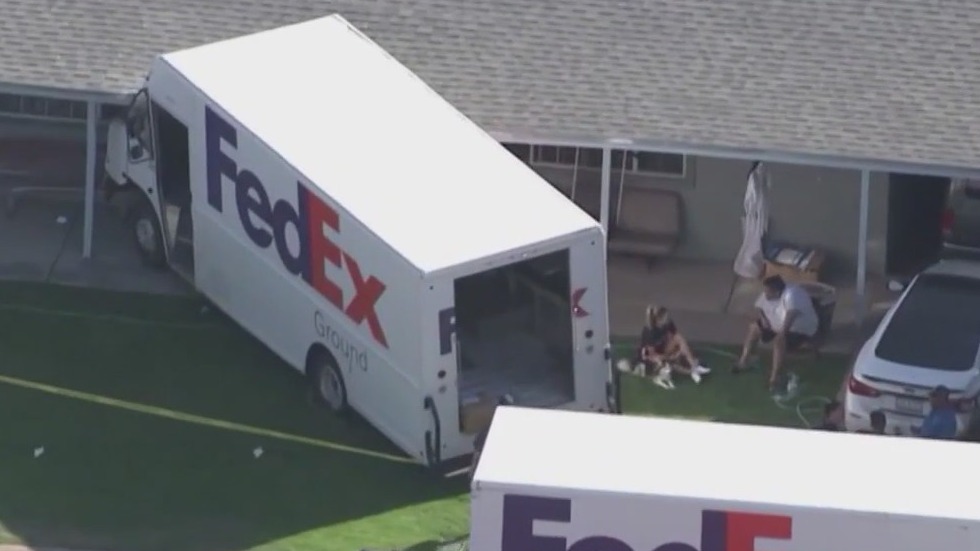 FedEx truck crashes into Tempe home