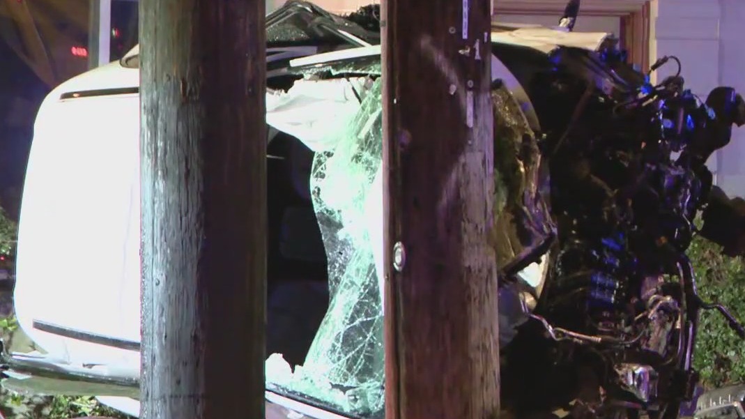 Teen hurt after crashing into truck in Glendale: PD