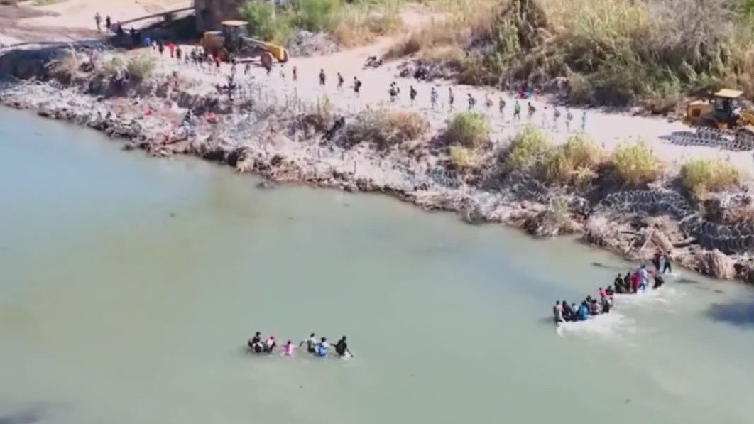 Judge blocks Texas immigration law