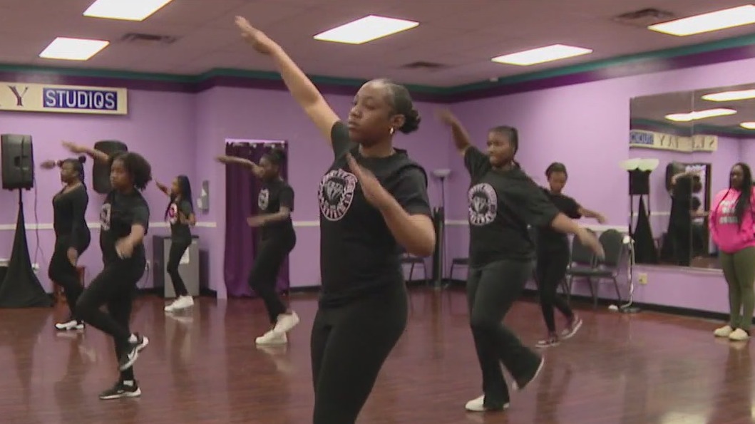 Influencer stops by Phoenix dance studio