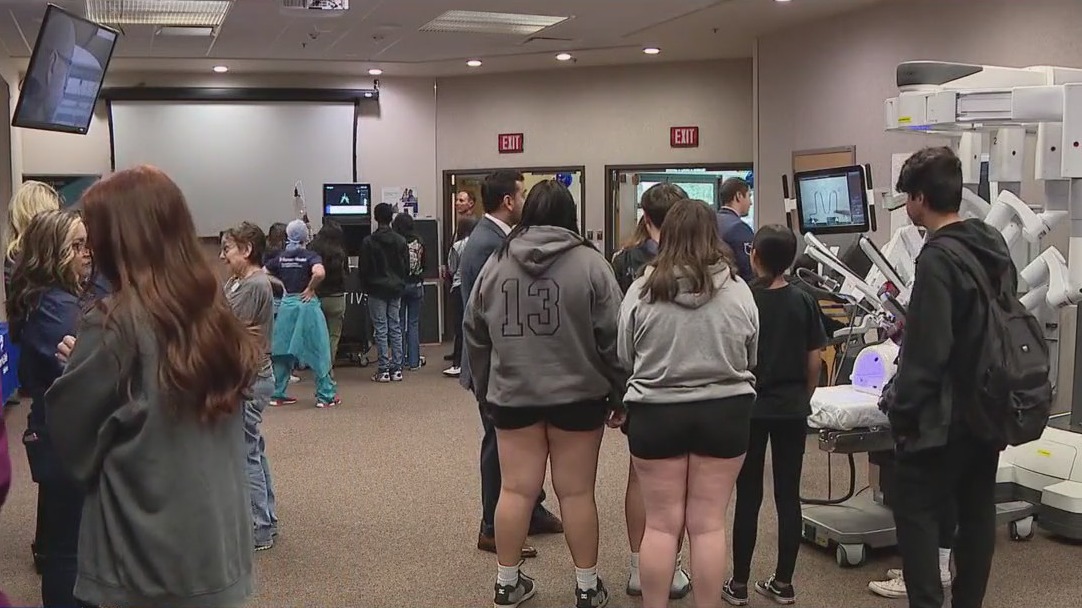 High schoolers learn robotic surgical technology