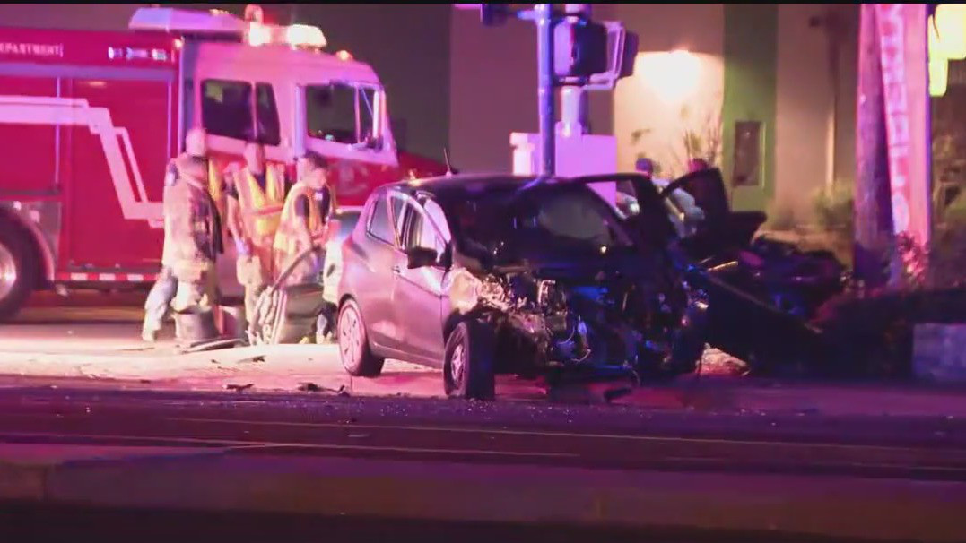 Overnight crash leaves 1 dead in Phoenix | FOX 10 Phoenix
