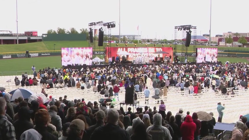 Rainy Easter doesn't stop worshipers in Sloan Park