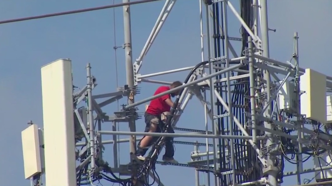 Man impersonating T-Mobile employee climbs tower