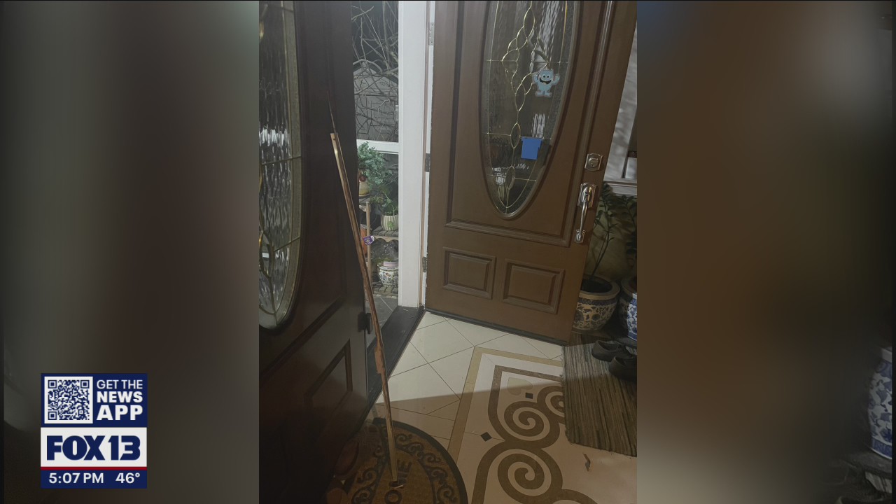 Crooks hold family at gunpoint during robbery