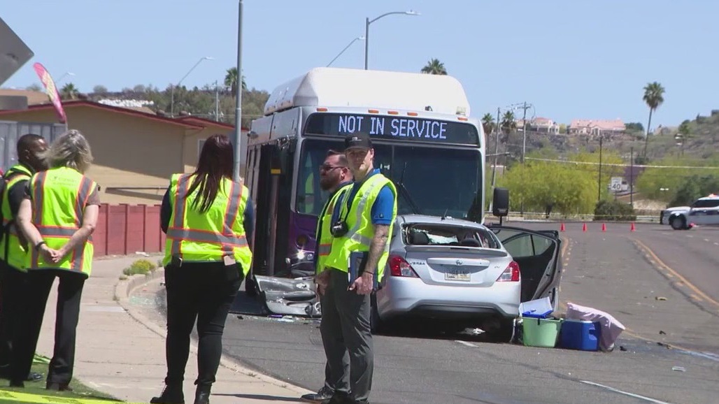 Witness tries to help woman who collided into bus | FOX 10 Phoenix