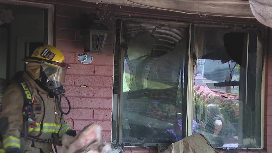 Phoenix apartment fire displaces residents | FOX 10 Phoenix