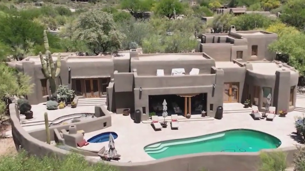 Artist-built home surrounded by boulders l Cool House