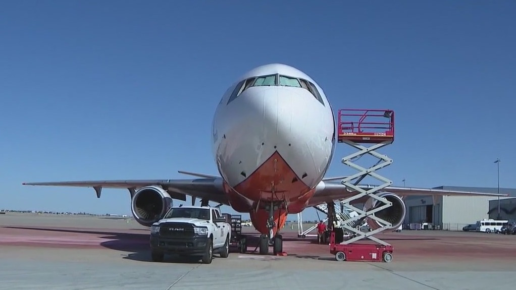 How the DC 10 air tanker works with wildfire crews