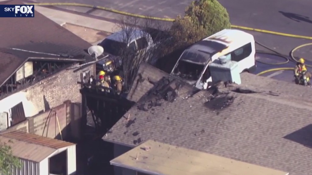 Phoenix, Glendale firefighters battle double house fire | FOX 10 Phoenix