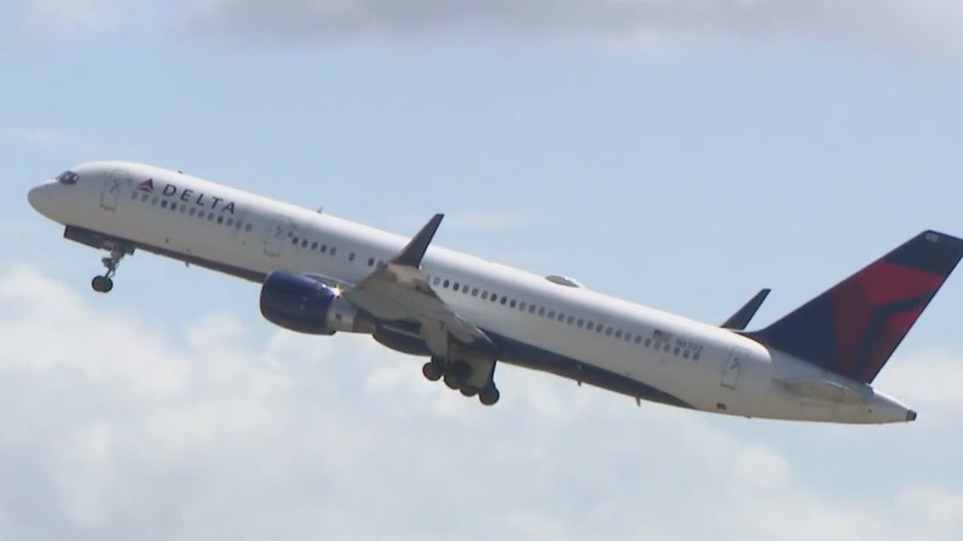 Airline rebates for delayed travelers start in fall