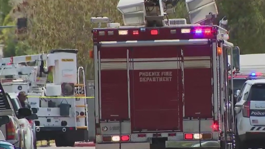 Crash causes power outage in Phoenix neighborhood | FOX 10 Phoenix