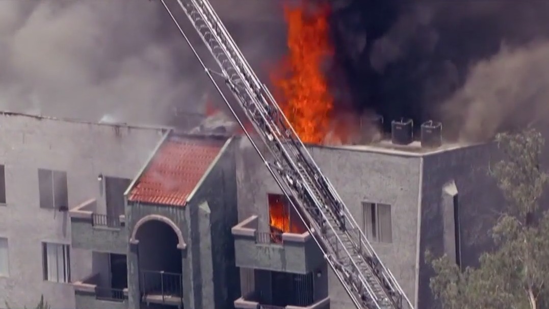 Massive Mesa apartment fire displaces residents | FOX 10 Phoenix