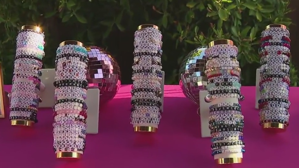 Girl on a mission to see Taylor Swift sells bracelets