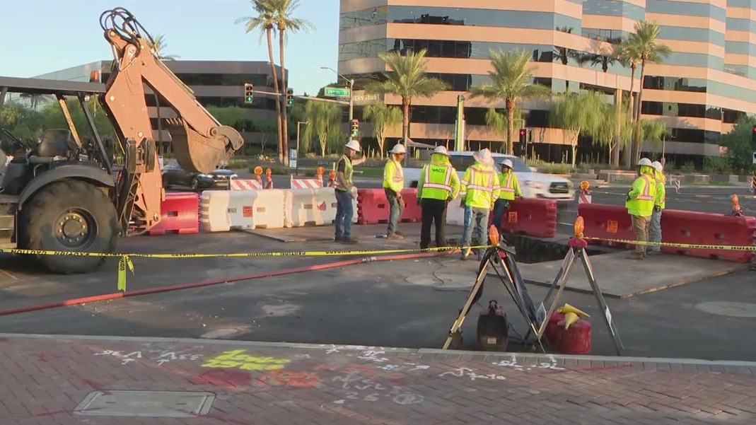 Crews repairing water leak at Phoenix intersection
