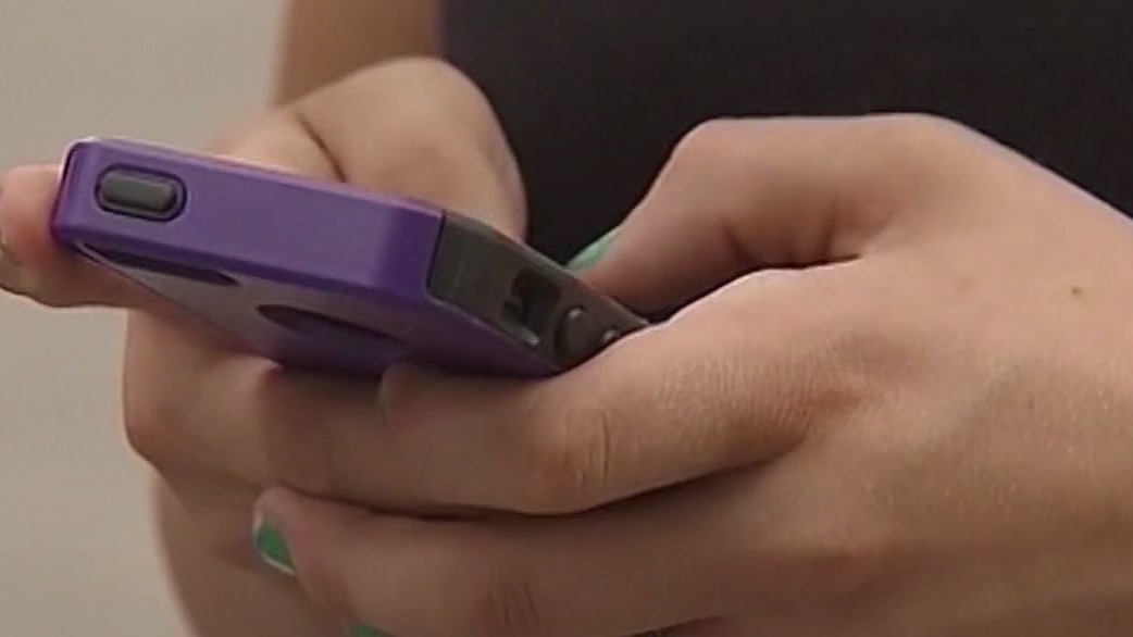 School cell phone ban gains traction in Arizona