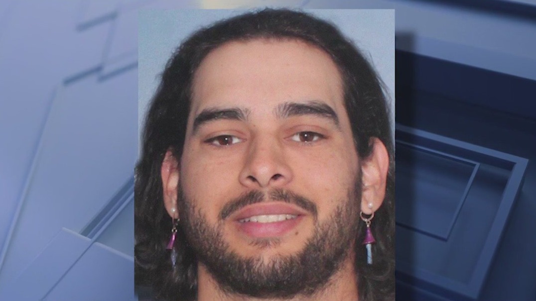 Man accused of stealing cellphones from teen girls